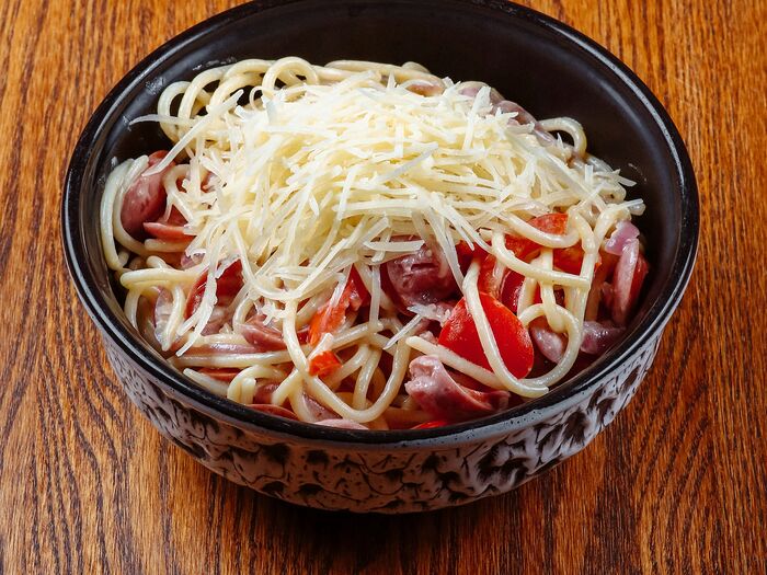 Спагетти с овощами и охотничьими колбасками