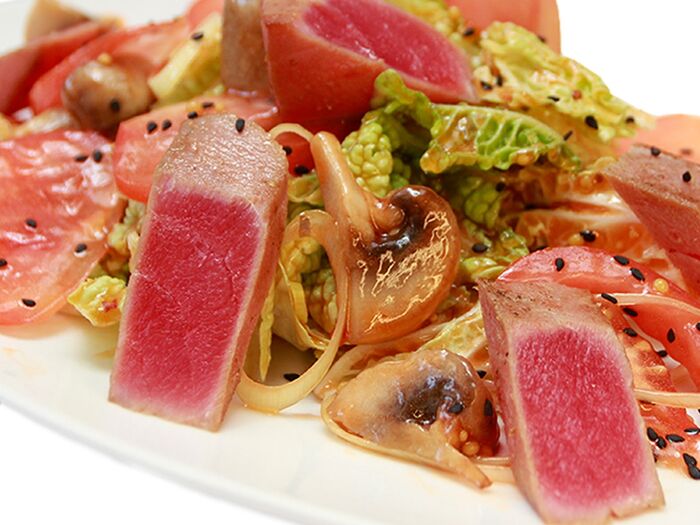 Салат с филе тунца, шампиньонами и овощами в томатно- горчичном соусе