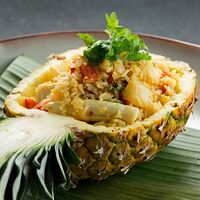 Рис с кальмаром и креветками в ананасе