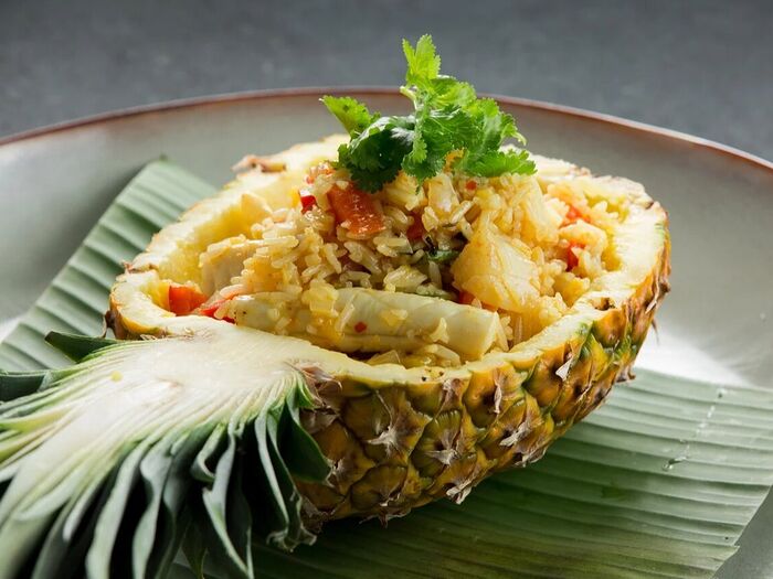 Рис с кальмаром и креветками в ананасе