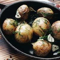 Бейби картошка с чесноком и зеленью
