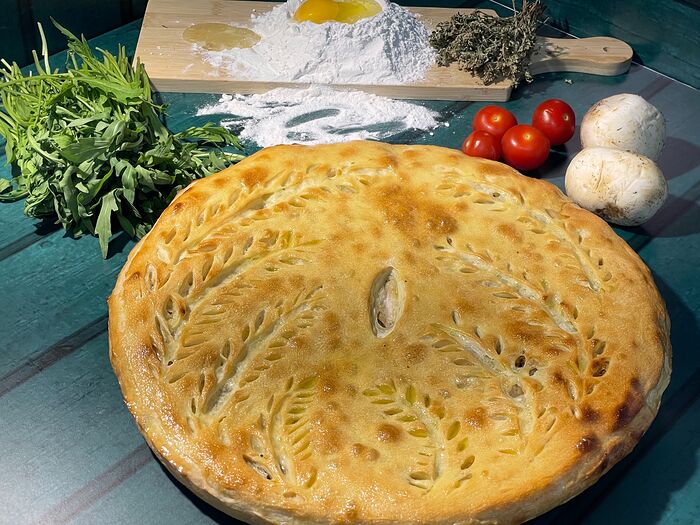 Осетинский пирог с лососем и сыром