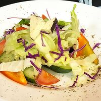 Салат со свежими овощами и соусом Песто