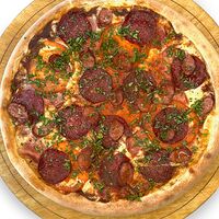 Пицца с охотничьими колбасками и дымным соусом барбекю М