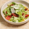 Фото к позиции меню Салат с томатами, хрустящими листьями салата и сыром