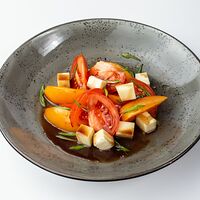Салат из сладких томатов с сыром Сулугуни