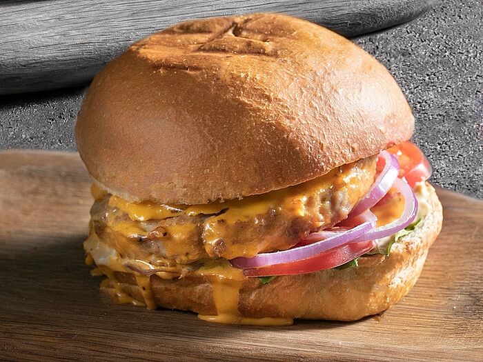 Чизбургер с сочной куриной котлетой и сыром чеддер