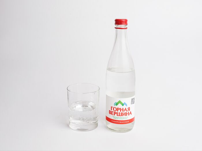 Вода питьевая газированная в стекле Горная Вершина