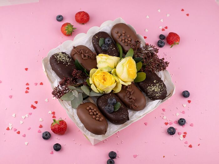 Подарочный набор пирожных Эскимо ассорти с цветами