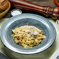 Феттучини с куриной грудкой и грибами