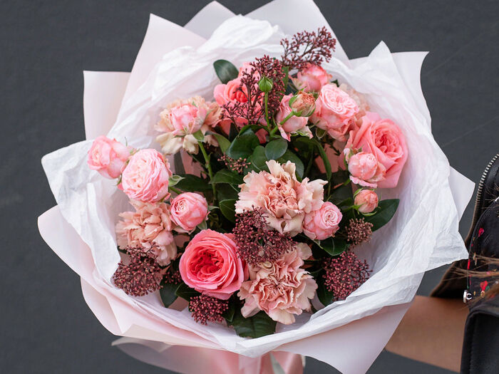 Букет цветов из роз и диантусов Сладкая пудра