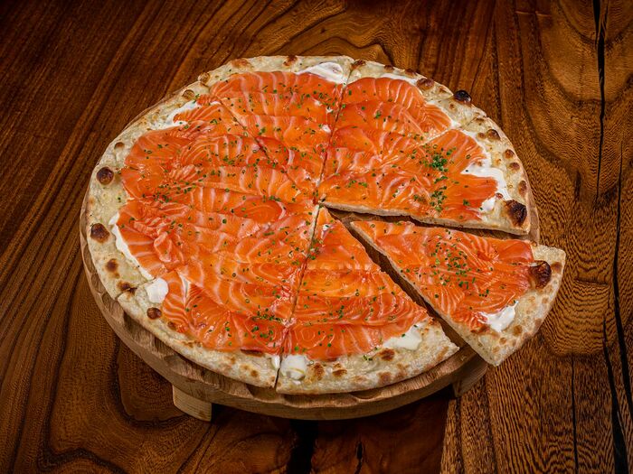Пицца с домашним копченым лососем