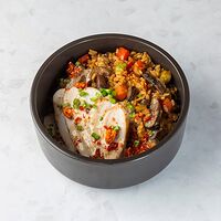 Жареный рис с цыплёнком, овощами и яйцом