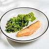 Фото к позиции меню Стейк из лосося с зелёными овощами и соусом из трав
