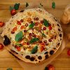 Фото к позиции меню Неаполитанская пицца Курица с охотничьими колбасками и соусом песто