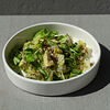 Фото к позиции меню Зеленый салат с ядрами конопли и азиатским соусом