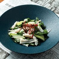 Легкий салат с кальмаром и капустой бок-чой