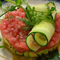 Тартар из тунца с овощной сальсой