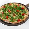 Фото к позиции меню Пицца с креветками и рукколой