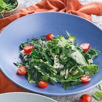 Овощной салат с сыром и зеленью