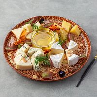 Тарелка сырных деликатесов