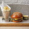 Фото к позиции меню Гамбургер с сочной говяжьей котлетой, картофелем фри и сырным соусом