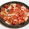 Фото к позиции меню Пицца Пепперони блэк и фирменный соус для корочек