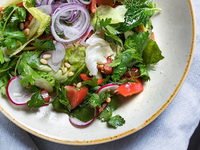Салат из свежих овощей с пряной зеленью