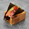 Фото к позиции меню Хенд суши с лососем, авокадо и икрой