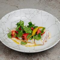 Хумус с кальмаром и маринованными томатами