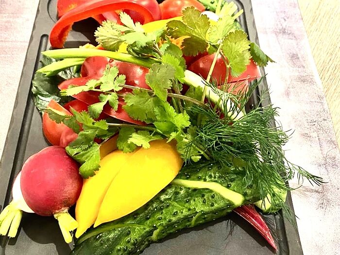 Тарелка со свежими овощами