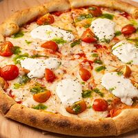 Пицца Песто с томатами черри и сыром страчателла