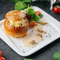 Жульен куриный с грибами в булочке с кунжутом