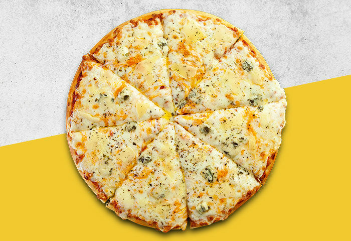 Калорийность пиццы 4 сыра. Пицца 4 сыра. Пицца четыре сыра аппетитная. Пицца разрезанная. Пицца сыр сверху.
