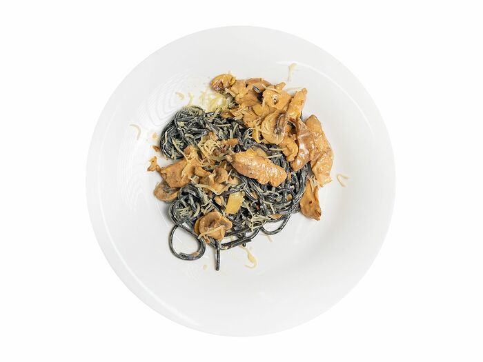 Спагетти Нери с курицей и грибами