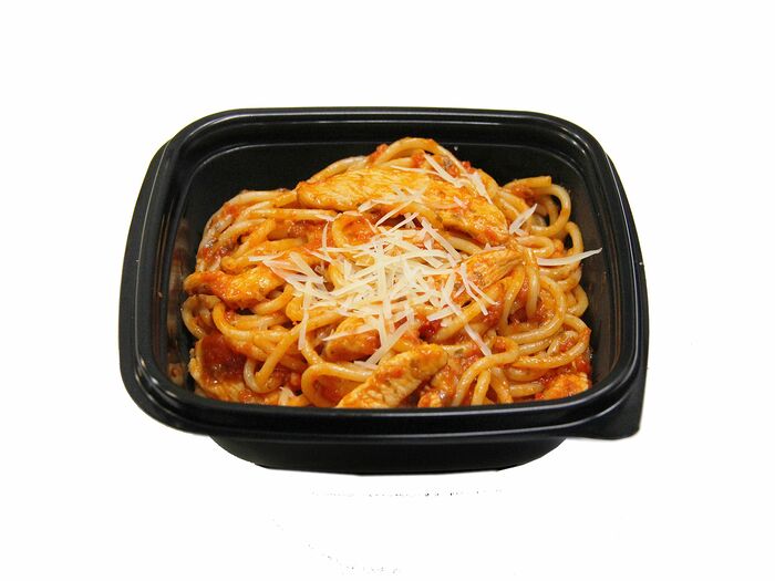 Спагетти с куриным филе в томатном соусе