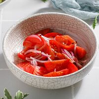 Салат с бакинсими томатами и красным луком