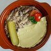 Фото к позиции меню Мраморная говядина в сливочно-грибном соусе с картофельным пюре