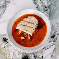 Рыбный суп с томатами, креветками и мидиями