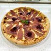 Фото к позиции меню Пицца с вяленой уткой, сыром Камамбер и вишневым вареньем