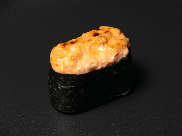 Гункан запечённый с лососем и спайси соусом