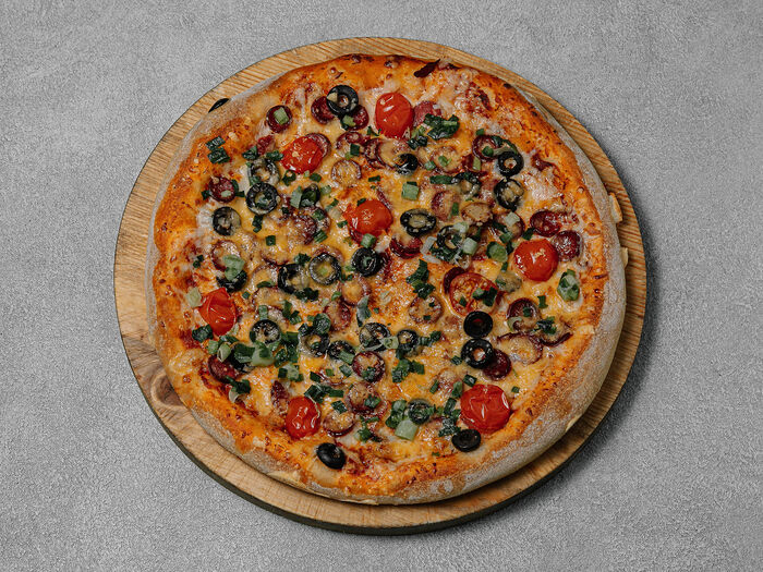 Пицца с колбасками, зеленым лучком и оливками