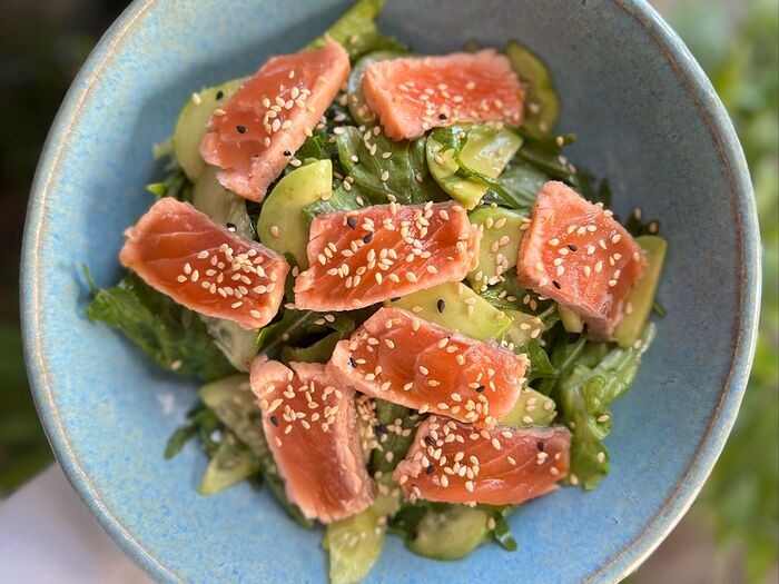 Зелёный салат с опаленным лососем