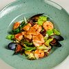 Фото к позиции меню Тёплый салат с морепродуктами с заправкой из оливкового масла и устричного соуса