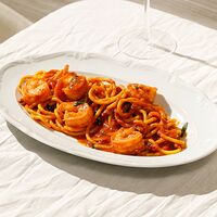 Спагетти с тигровой креветкой в остром неаполитанском соусе