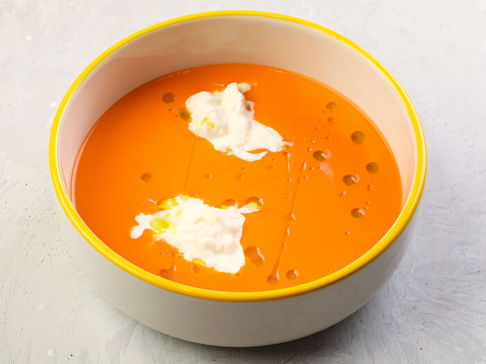 Сливочно-томатный суп со страчателлой