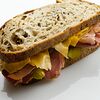 Фото к позиции меню Сэндвич на тартине Крок-мен с пастрами