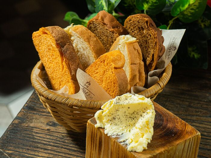 Корзина хлеба со сливочным маслом