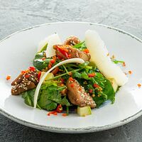 Теплый салат с куриным бедром, свежими овощами и сыром пармезан