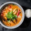 Фото к позиции меню Суп Том Ям с креветками, мидиями и кальмаром